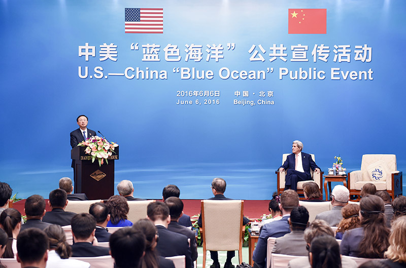 6月6日,出席第八輪中美戰略與經濟對話的中國國家主席習近平特別代表國務委員楊潔篪與美國總統奧巴馬特別代表國務卿克里在北京釣魚臺國賓館共同出席中美“藍色海洋”公共宣傳活動。新華社記者 張領 攝 6月6日,出席第八輪中美戰略與經濟對話的中國國家主席習近平特別代表國務委員楊潔篪與美國總統奧巴馬特別代表國務卿克里在北京釣魚臺國賓館共同出席中美“藍色海洋”公共宣傳活動。新華社記者 張領 攝